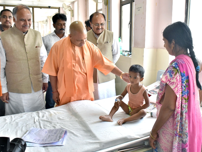 UPCM नवनिर्मित 79 बेड वाॅर्ड का निरीक्षण कर वहां के कार्यों को देखते हुए