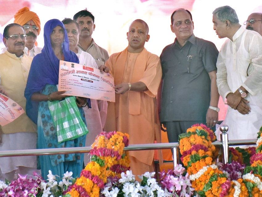 UPCM विभिन्न जनकल्याणकारी योजनाओं के लाभार्थियों को लाभान्वित करते हुए