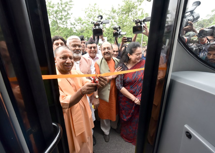 UPCM इलेक्ट्रिक बसों का शुभारम्भ करते हुए