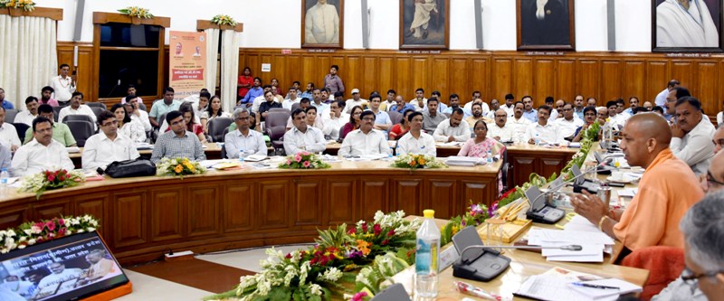 UPCM स्वच्छ भारत मिशन की समीक्षा बैठक में सभी जनपदों के जिलाधिकारियों को संबोधित करते हुए
