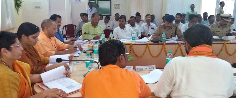 UPCM सोनभद्र के विकास कार्यों और कानून व्यवस्था की समीक्षा बैठक करते हुए