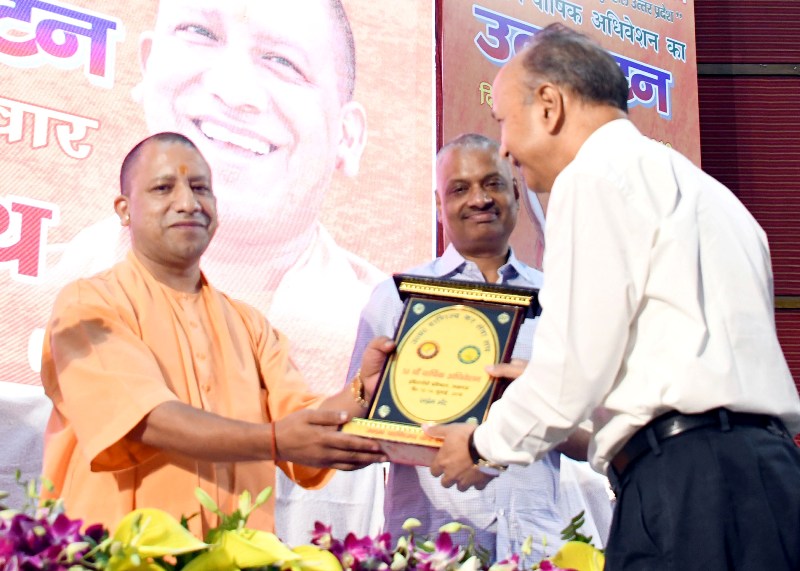 UPCM वाणिज्य कर विभाग के सेवानिवृत्त अधिकारियों को सम्मानित करते हुए