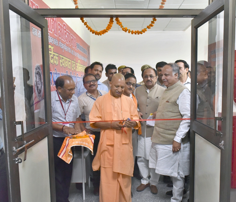 UPCM फीता काटते हुए