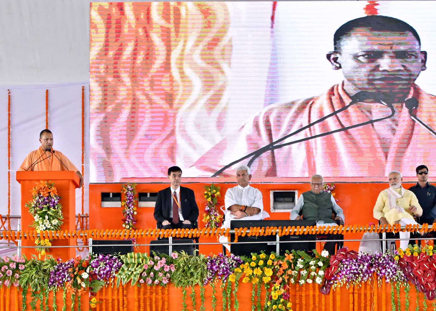 UPCM वाराणसी में में 937 करोड़ रु. की परियोजनाओं का लोकार्पण और शिलान्यास के दौरान कार्यक्रम को संबोधित करते हुए