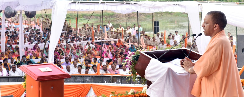UPCM गोरखपुर में जनसमूह को सम्बोधित करते हुए