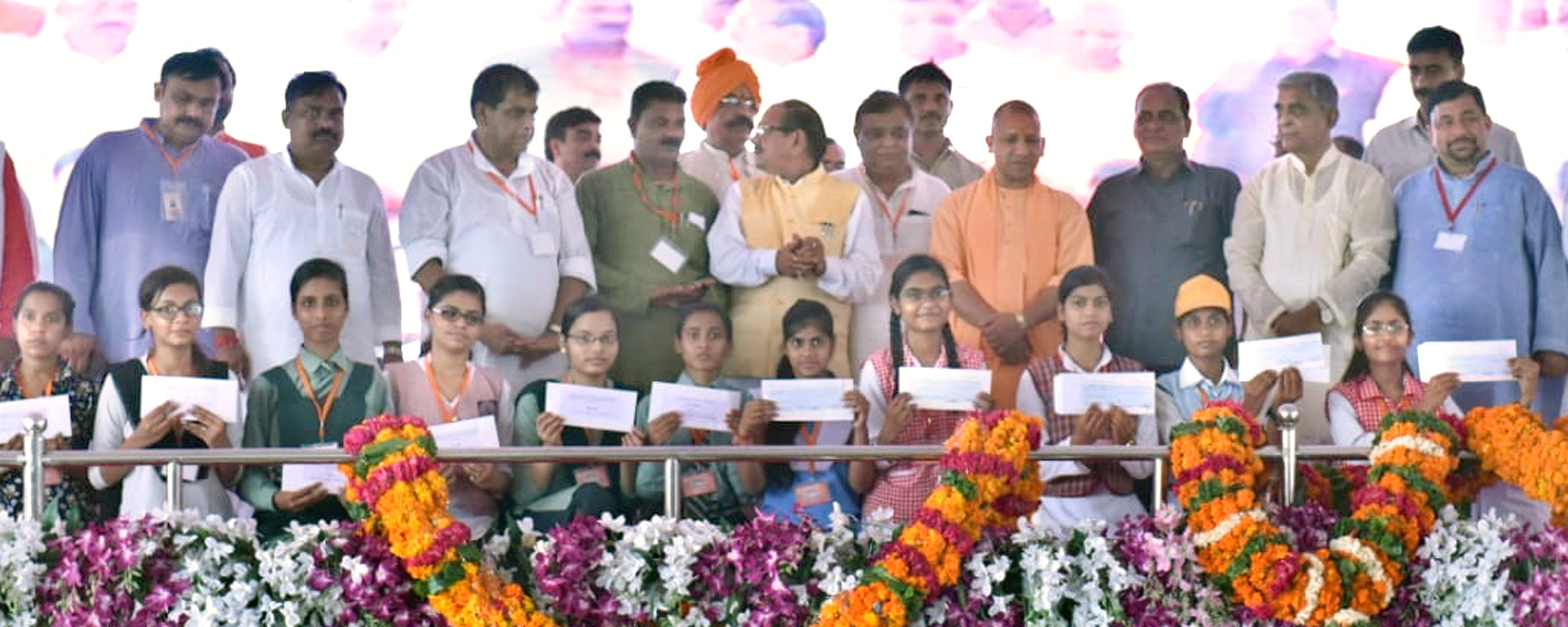 UPCM हाईस्कूल और इण्टर की मेधावी छात्राओं को चेक देकर सम्मानित करते हुए