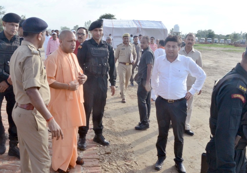UPCM शाहजहांपुर के रौजा रेलवे ग्राउण्ड में PM मोदी की प्रस्तावित किसान सम्मान रैली का जायजा लेते हुए
