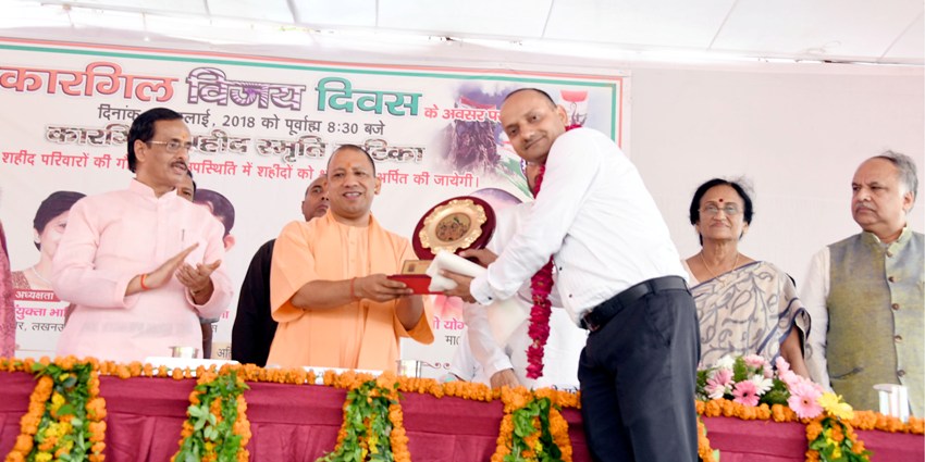 UPCM शहीदों के परिवारीजनों को सम्मानित करते हुए