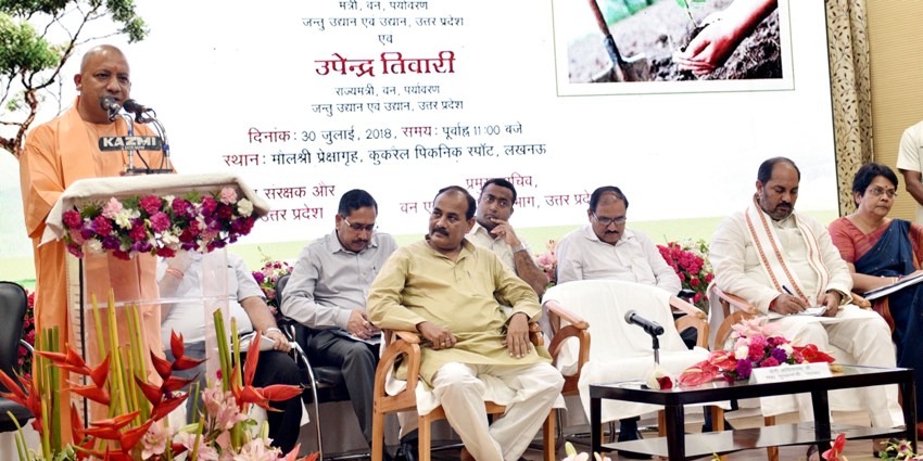UPCM कुकरैल पिकनिक स्पाॅट स्थित मौलश्री प्रेक्षागृह में स्वतंत्रता दिवस के अवसर पर आयोजित होने वाले विशेष वृक्षारोपण अभियान ‘वृहद वृक्षारोपण-2018’ की समीक्षा करते हुए