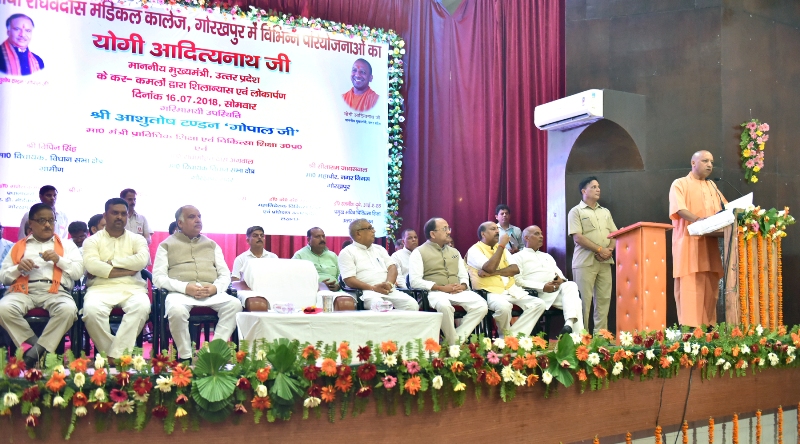 UPCM गोरखपुर में उपस्थित लोगों को सम्बोधित करते हुए