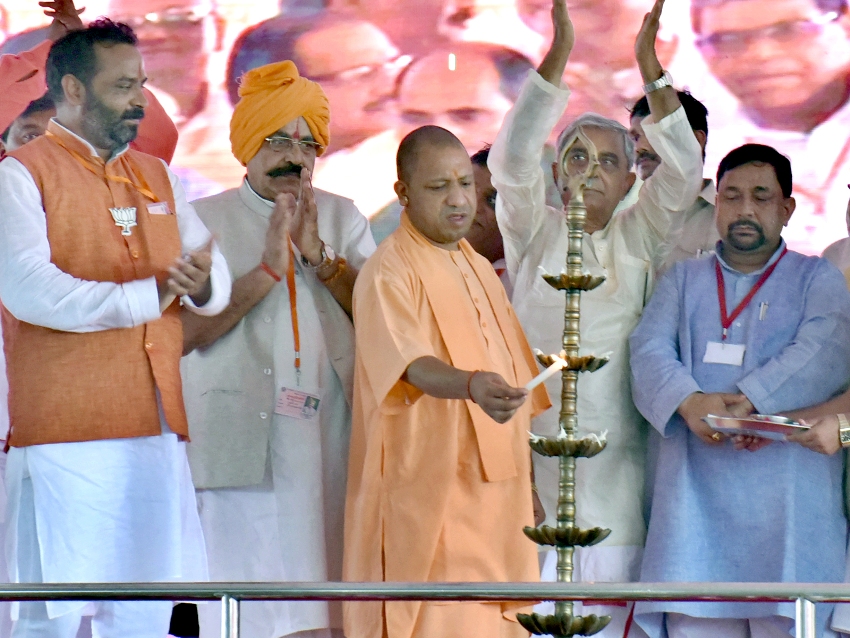UPCM दीप प्रज्ज्वलित कर कार्यक्रम का शुभारम्भ करते हुए