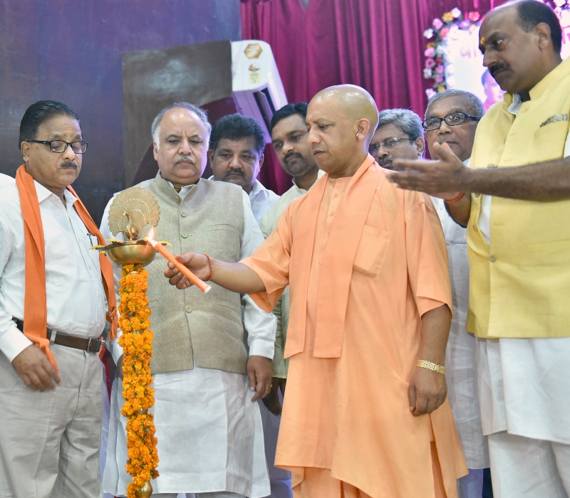 UPCM ने गोरखपुर में परियोजनाओं का लोकार्पण और शिलान्यास करते हुए