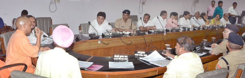 UPCM विभिन्न जिलों के जिलाधिकारियों के साथ बैठक कर कानून-व्यवस्था की समीक्षा बैठक करते हुए