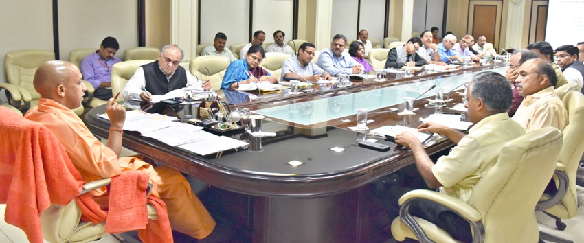 UPCM शास्त्री भवन में प्रदेश में बाढ़ की स्थिति और तैयारियों की समीक्षा करते हुए