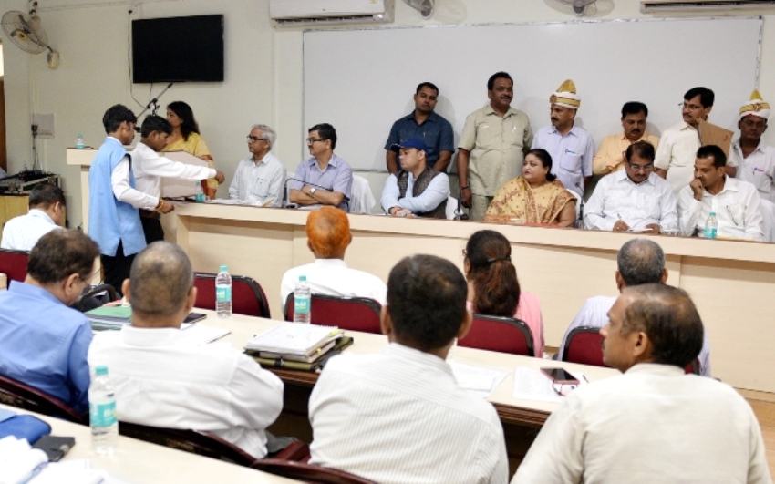 समीक्षा बैठक में बेसिक शिक्षा राज्यमंत्री (स्वतंत्र प्रभार) अनुपमा जायसवालरा, ज्यमंत्री बेसिक शिक्षा संदीप सिंह और अन्य विभागीय अधिकारीगण मौजूद