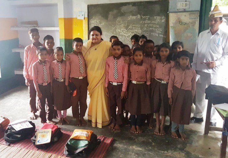 बेसिक शिक्षा मंत्री रायबरेली के विकास खण्ड बछरांवां में स्थित प्राथमिक एवं उच्च प्राथमिक विद्यालय सरौरा का औचक निरीक्षण करती हुई