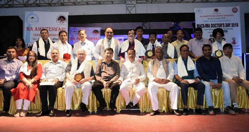 UP_Dy_CM ने चिकित्सा क्षेत्र में सराहनीय योगदान करने वाले चिकित्सकों को सम्मानित किया