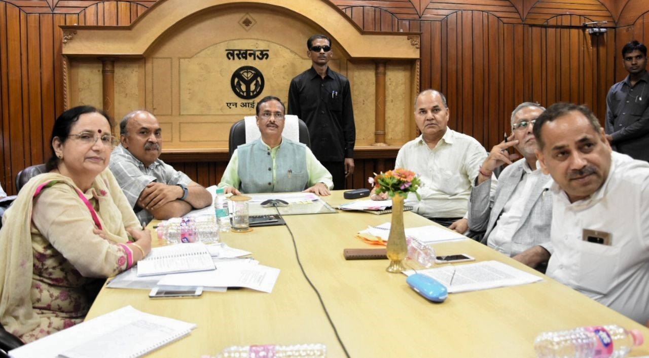 UP_Dy_CM योजना भवन में वीडियों कान्फ्रेंसिंग के माध्यम से अधिकारियों के साथ समीक्षा बैठक करते हुए