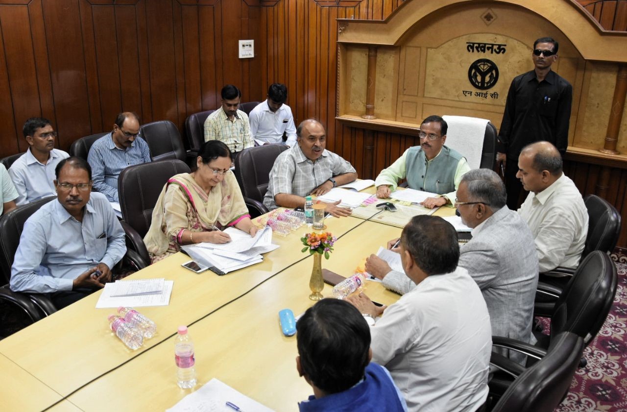 UP_Dy_CM डॉ. दिनेश शर्मा बैठक के दौरान प्रसन्नता व्यक्त करते हुए