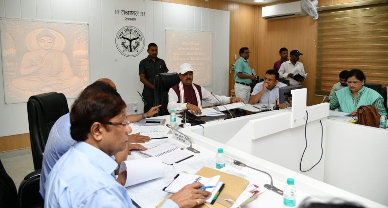 UP_Dy_CM सभी अधिकारियों के साथ विभागीय समीक्षा बैठक करते हुए