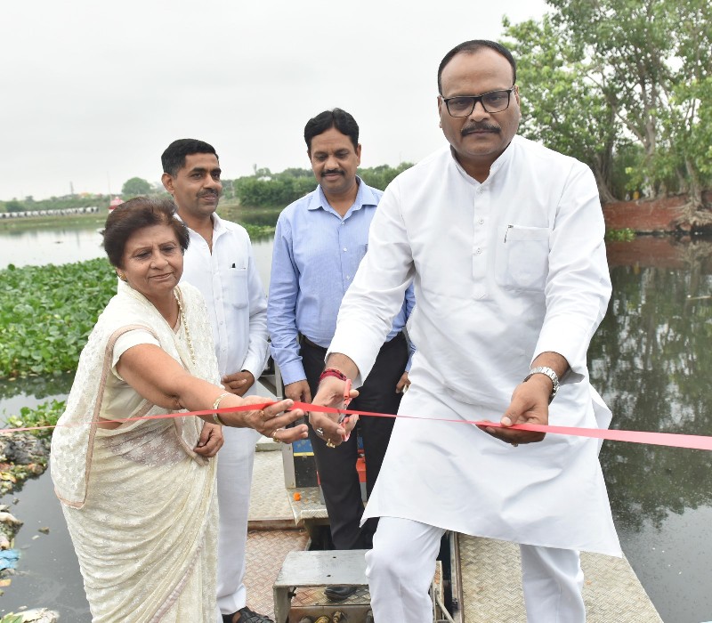 विधि एवं न्याय मंत्री ब्रजेश पाठक और मेयर संयुक्ता भाटिया गोमती की सफाई हेतु एम्वियन ट्रैश स्कीमर मशीन का शुभारम्भ करते हुए