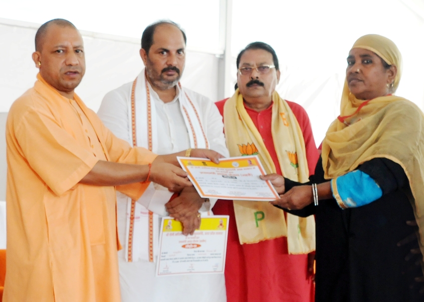 UPCM लाभार्थियों को प्रमाण-पत्र वितरित करते हुए