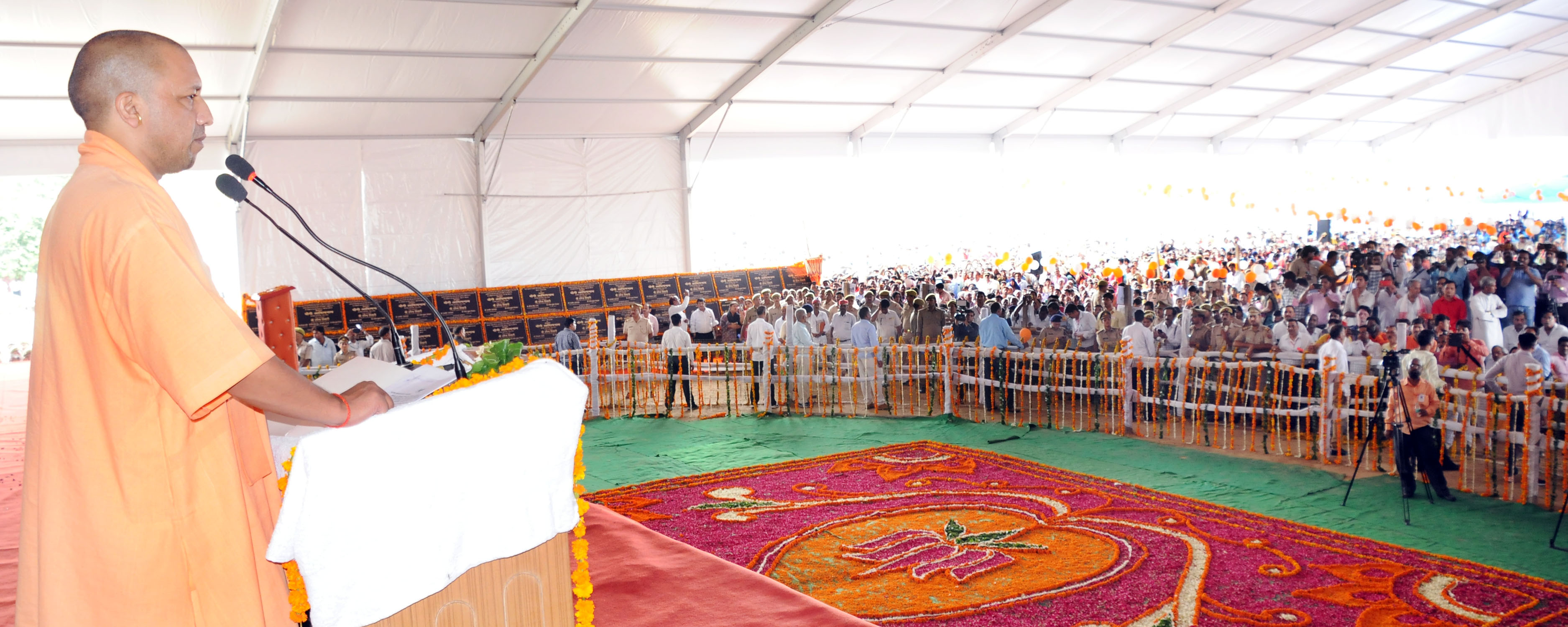 UPCM हाथरस में कार्यक्रम में उपस्थित लोगों से स्वच्छ भारत अभियान का हिस्सा बनने का आह्वान करते हुए