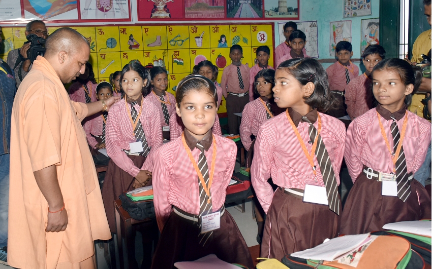 UPCM जनपद एटा में मॉडल प्राइमरी स्कूल  में स्कूली बच्चों से पठन-पाठन, मध्यान्ह भोजन आदि के बारे में जानकारी प्राप्त करते हुए