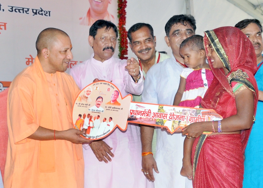 UPCM लाभार्थी को प्रधानमन्त्री आवास योजना (ग्रामीण) की चाभी प्रदान करते हुए