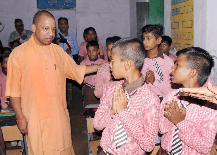 UPCM हाथरस के पूर्व माध्यमिक विद्यालय हतीसा का निरीक्षण और विद्यालय के छात्र-छात्राओं से बातचीत करते हुए