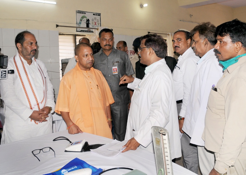 UPCM जनपद हाथरस के बांग्ला अस्पताल का निरीक्षण करते हुए
