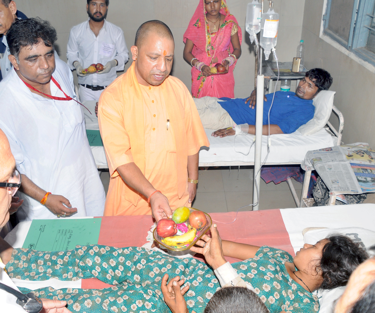UPCM डाॅ. राम मनोहर लोहिया चिकित्सालय का निरीक्षण और वहां मरीजों का हालचाल पूछते हुए