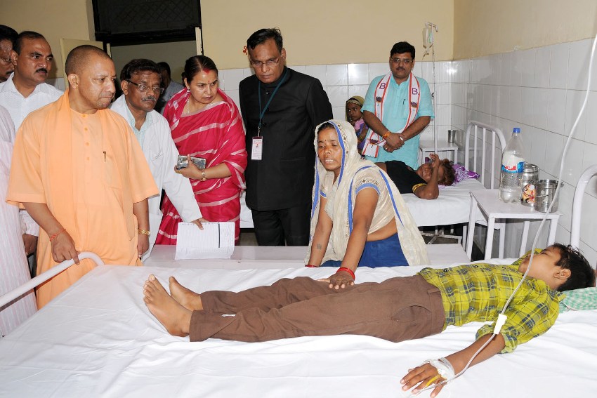 UPCM जनपद हाथरस के बांग्ला अस्पताल का निरीक्षण करने के बाद मरीजों का हाल लेते हुए