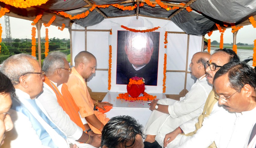 UPCM, विधान सभा अध्यक्ष और गृह मंत्री राजनाथ सिंह पूर्व PM को श्रद्धांजलि अर्पित करते हुए