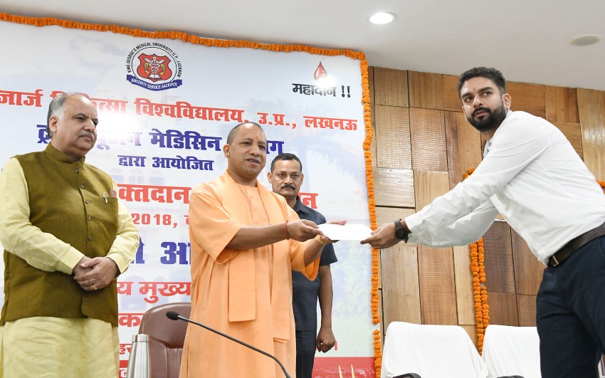 UPCM स्वैच्छिक रक्तदान करने वाले रक्तदाताओं को प्रशस्ति पत्र देकर सम्मानित करते हुए