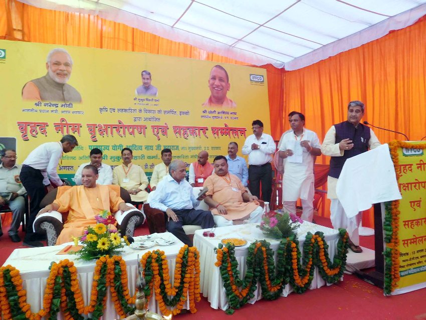 सहकारिता मंत्री मुकुट बिहारी वर्मा वृहद वृक्षारोपण अभियान कार्यक्रम को संबोधित करते हुए