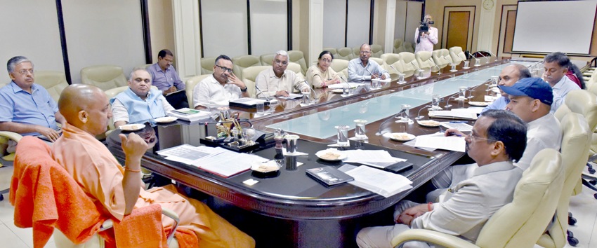 UPCM सिद्धार्थ विश्वविद्यालय को विकसित किए जाने के सम्बन्ध में बैठक करते हुए