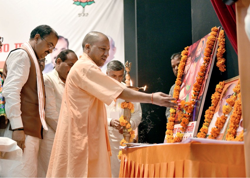 UPCM स्मृति पर पुष्प अर्पित करते हुए