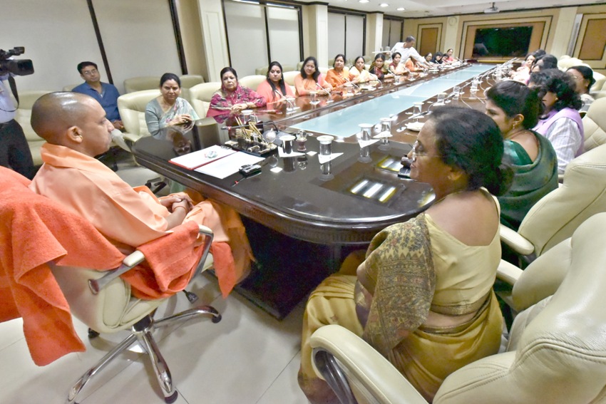 UPCM से शास्त्री भवन में उत्तर प्रदेश राज्य महिला आयोग की नवनियुक्त सदस्यों ने मुलाकात करते हुए