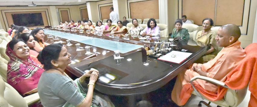 UPCM से शास्त्री भवन में उत्तर प्रदेश राज्य महिला आयोग की नवनियुक्त सदस्यों ने मुलाकात करते हुए