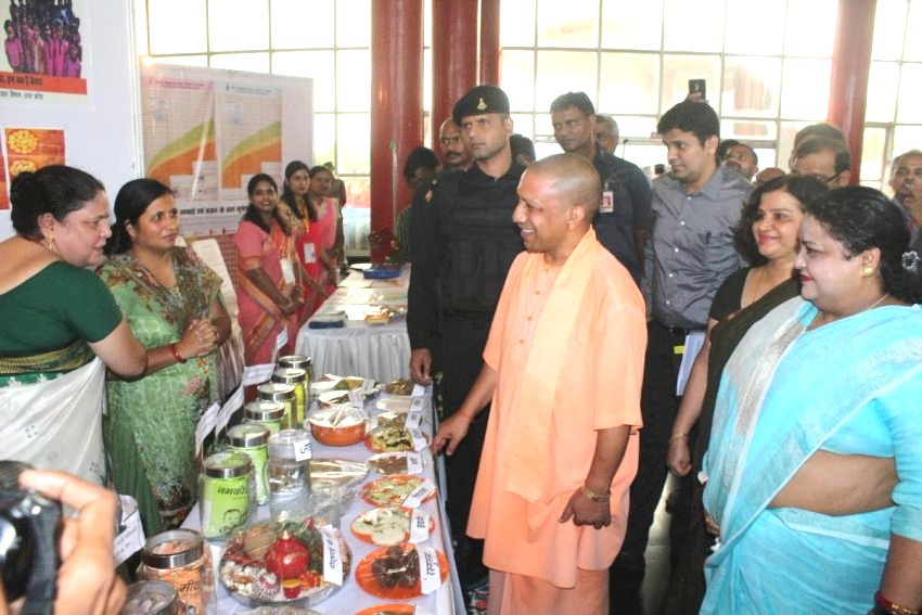 UPCM पोषण अभियान और सुपोषण स्वास्थ्य मेला में लगी प्रदर्शनी का अवलोकन करते हुए