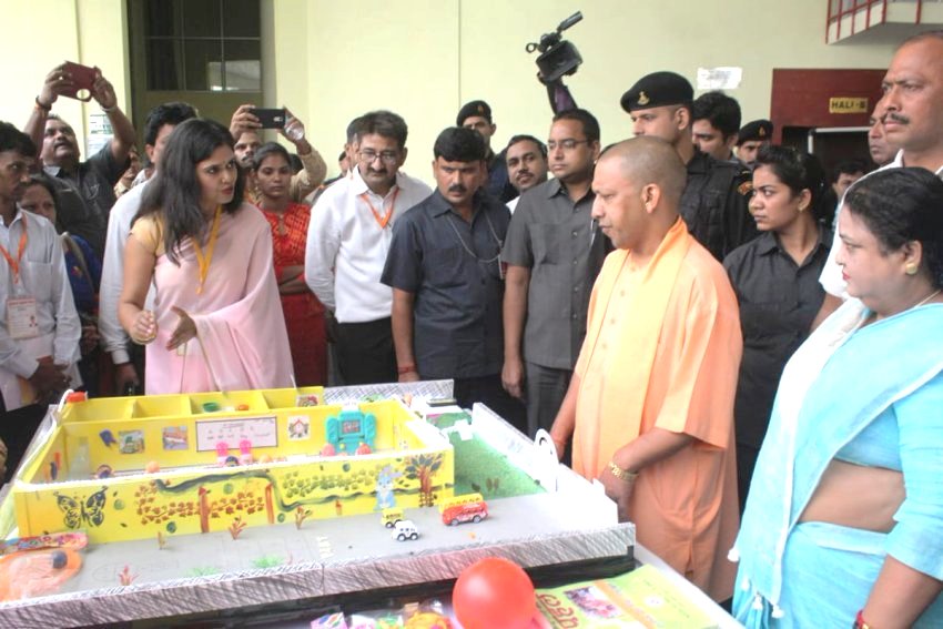 UPCM पोषण अभियान और सुपोषण स्वास्थ्य मेला में लगी प्रदर्शनी का अवलोकन करते हुए