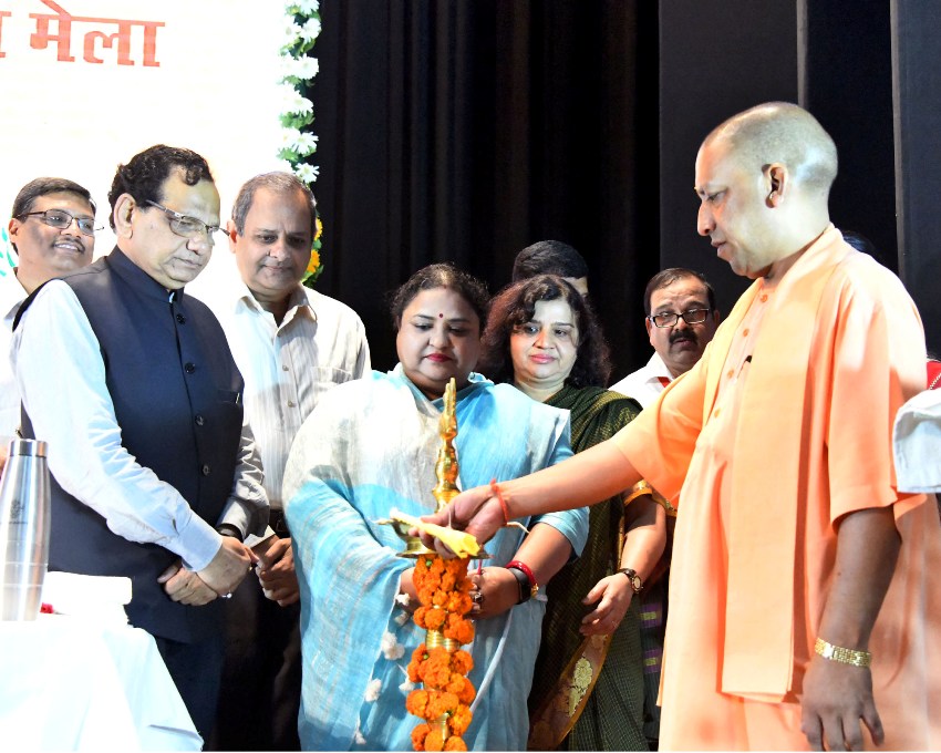 UPCM पोषण अभियान और सुपोषण स्वास्थ्य मेले का दीप प्रज्ज्वलित कर शुभारम्भ करते हुए