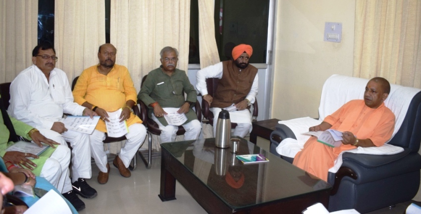 UPCM जनपद लखीमपुर खीरी में बैठक करते हुए