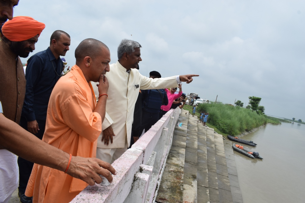 UPCM जनपद लखीमपुर खीरी के बाढ़ प्रभावित क्षेत्रों का सर्वेक्षण करते हुए