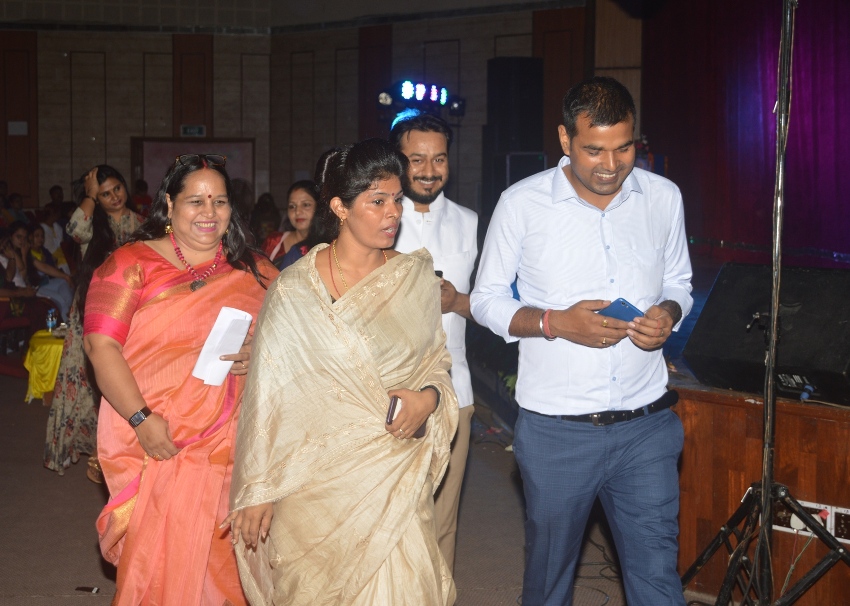 लिरिक्स एकेडमी ऑफ म्यूजिक के फाउंडर R.K Mishra मंत्री स्वाति सिंह का कार्यक्रम में स्वागत करते हुए