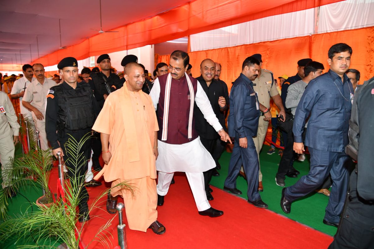 UPCM का UP_Dy_CM केशव प्रसाद मौर्य कार्यक्रम में स्वागत करते हुए
