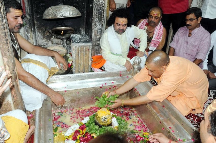 UPCM बारह ज्योतिर्लिंगों में से एक वाराणसी के काशी विश्वनाथ मंदिर में पूजा-अर्चना करते हुए