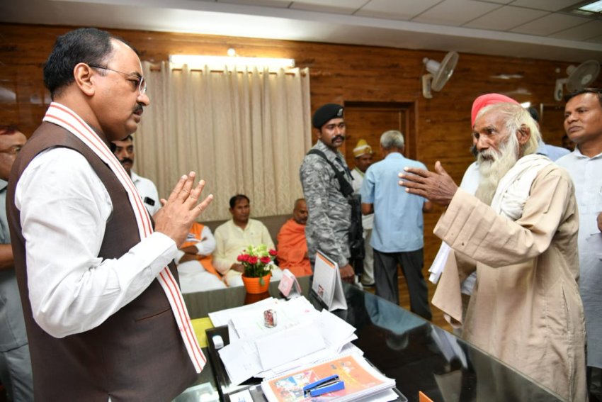 UP_Dy_CM केशव प्रसाद जनसुनवाई के दौरान समस्याओं का निस्तारित कराने का आश्वासन देते हुए