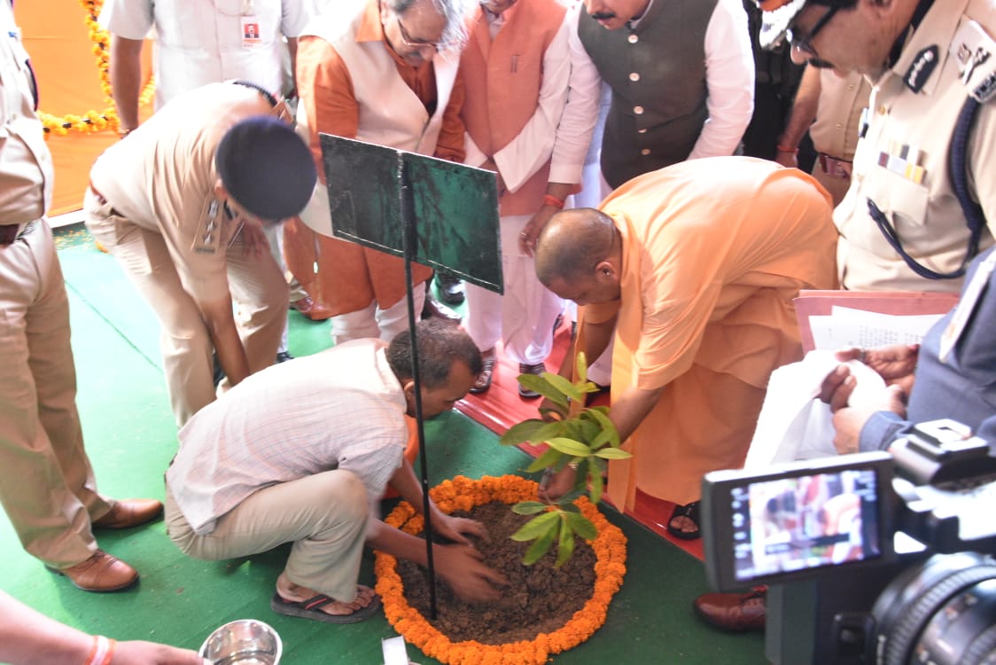 UPCM पौधा रोपित कर अभियान का शुभारम्भ करते हुए
